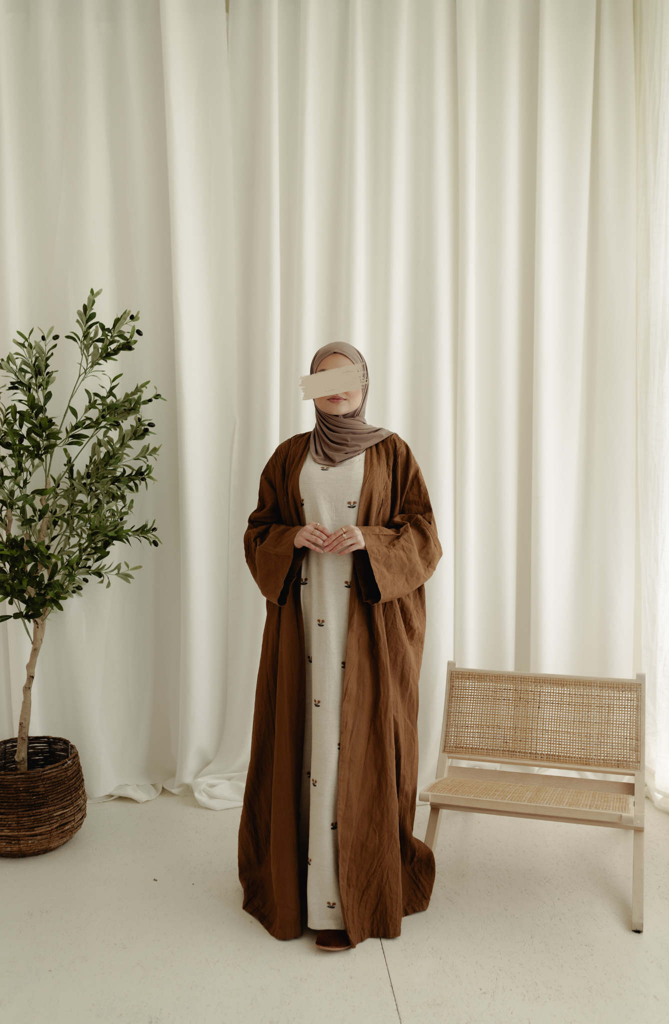 Moderne open abaya in neutrale tinten, luchtige stof en verfijnde afwerking voor een stijlvolle en comfortabele uitstraling.