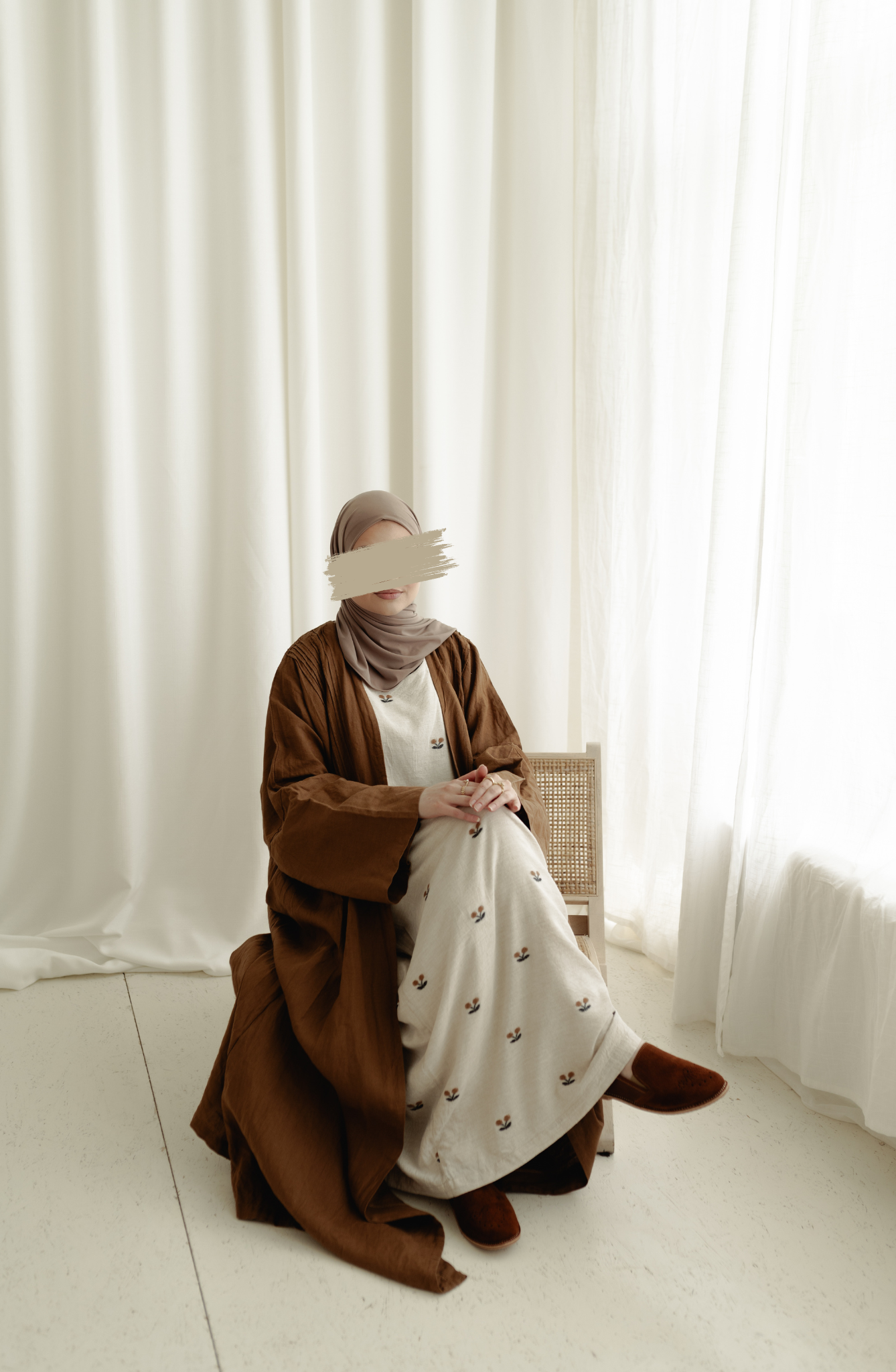 Moderne open abaya in neutrale tinten, luchtige stof en verfijnde afwerking voor een stijlvolle en comfortabele uitstraling.