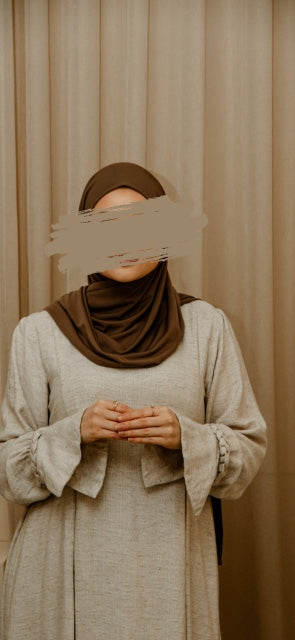 Luxe abaya met handgemaakte borduursels en elegante plooien, perfect voor een klassieke modest fashion look.