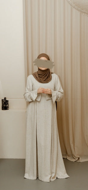 Luxe abaya met handgemaakte borduursels en elegante plooien, perfect voor een klassieke modest fashion look.