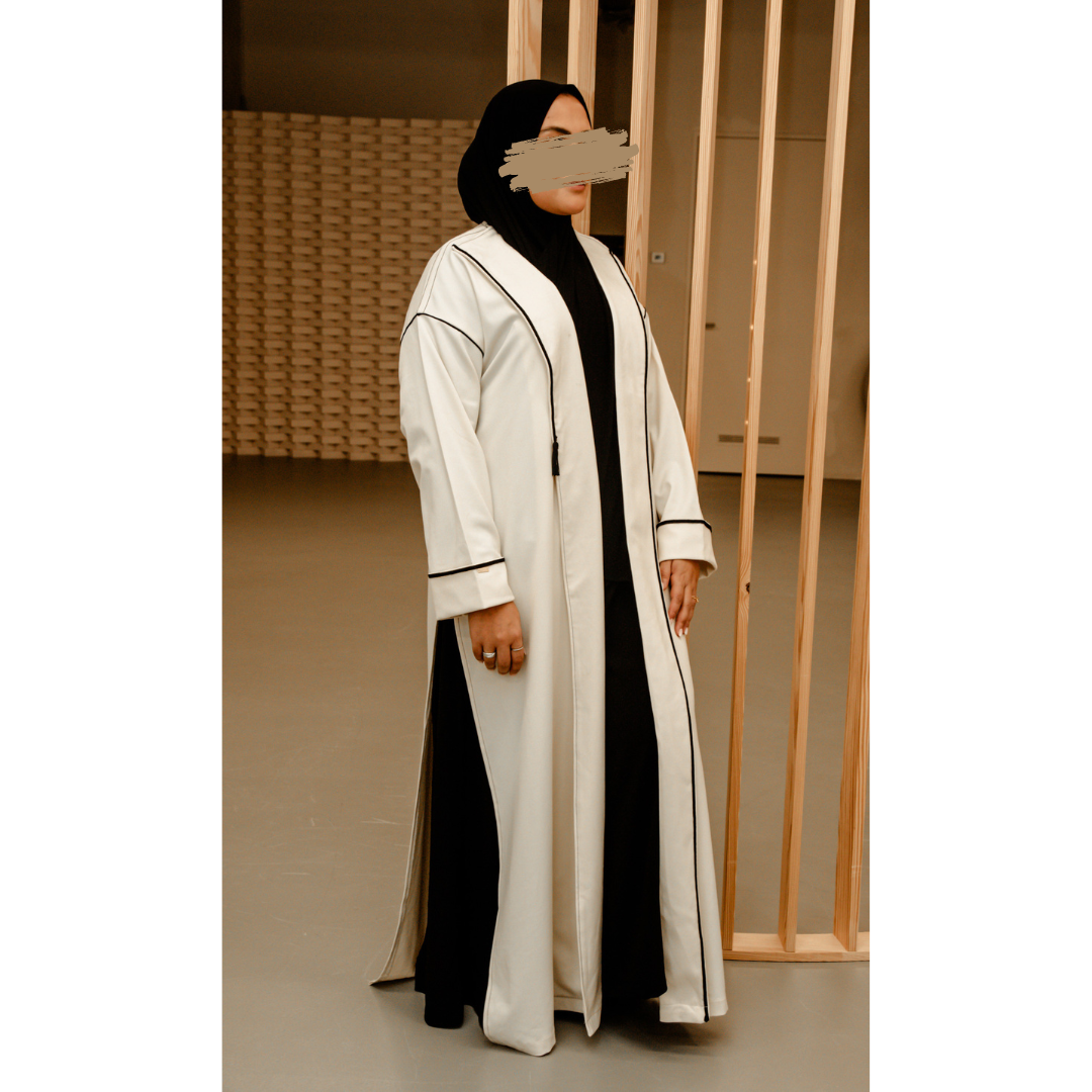 Moderne open abaya in neutrale tinten, luchtige stof en verfijnde afwerking voor een stijlvolle en comfortabele uitstraling.