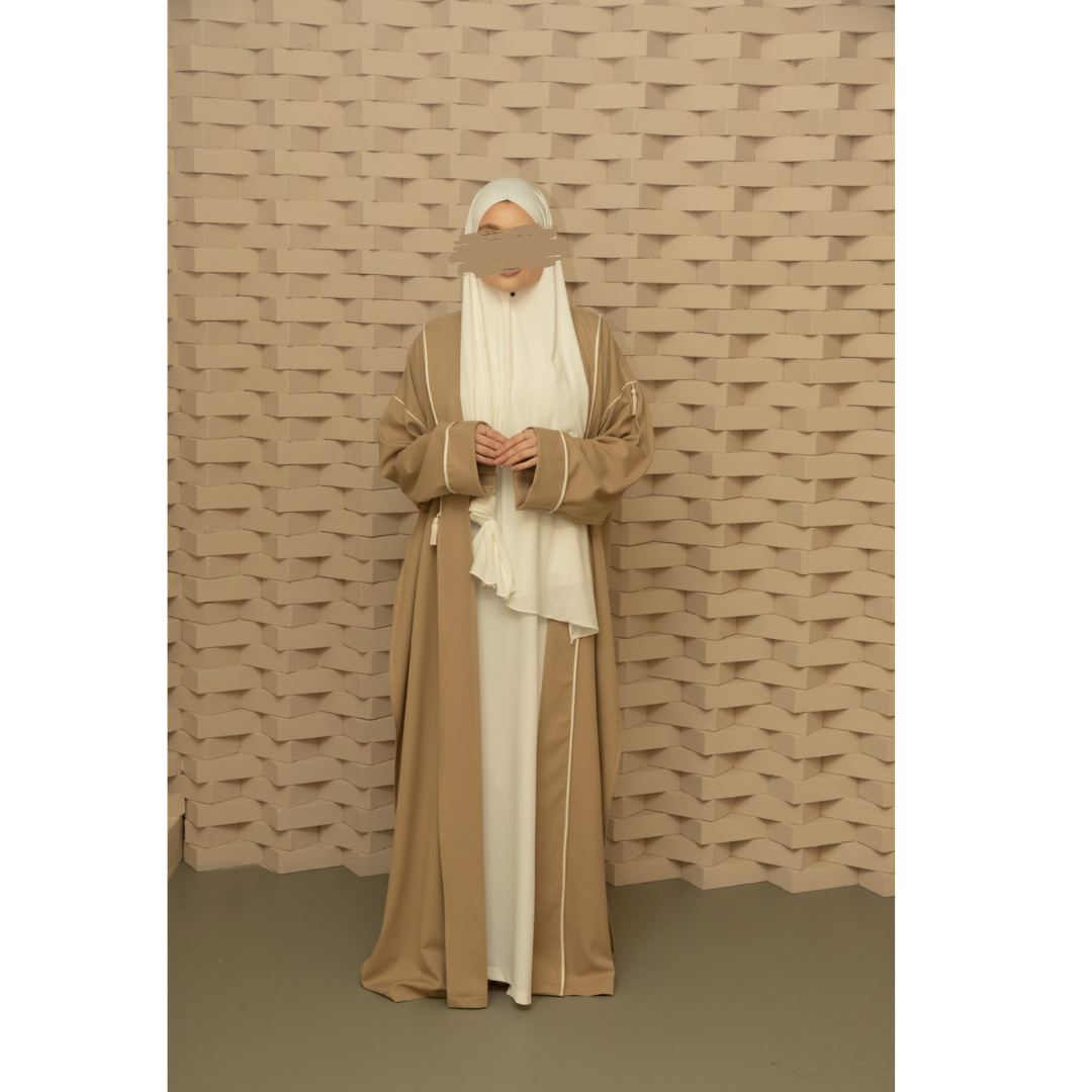 Moderne open abaya in neutrale tinten, luchtige stof en verfijnde afwerking voor een stijlvolle en comfortabele uitstraling.