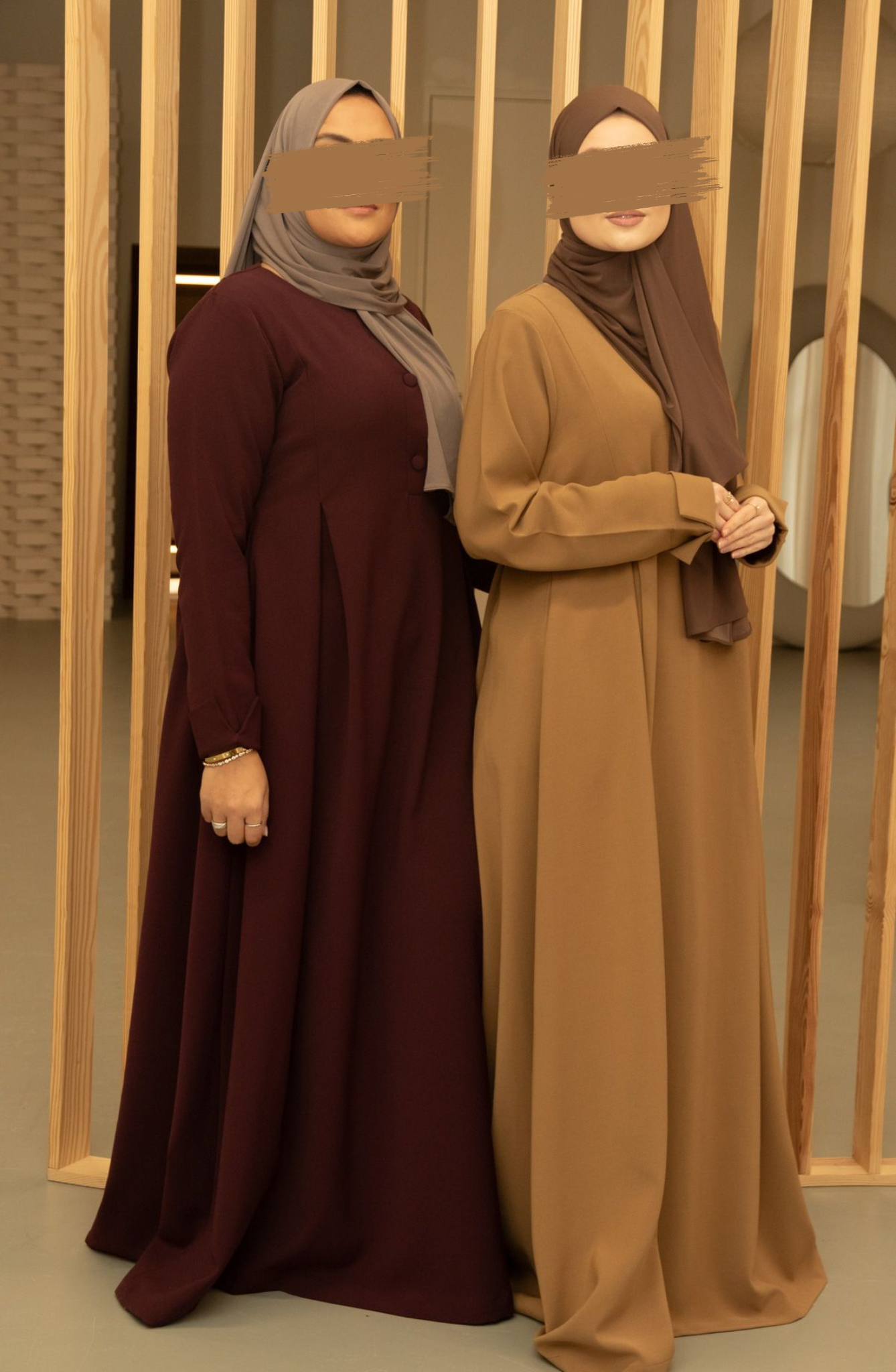 Minimalistische abaya in effen kleur, ontworpen voor dagelijks comfort en moeiteloze elegantie.