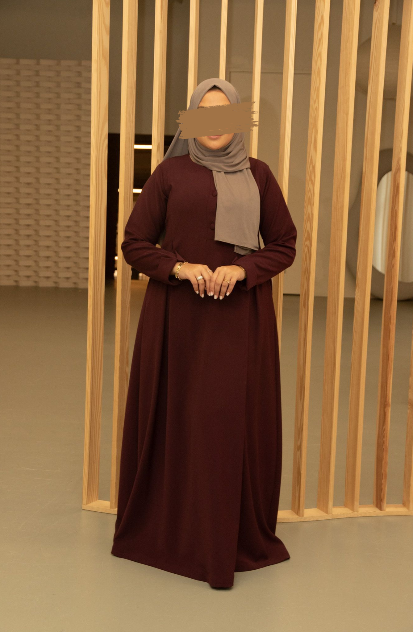 Minimalistische abaya in effen kleur, ontworpen voor dagelijks comfort en moeiteloze elegantie.