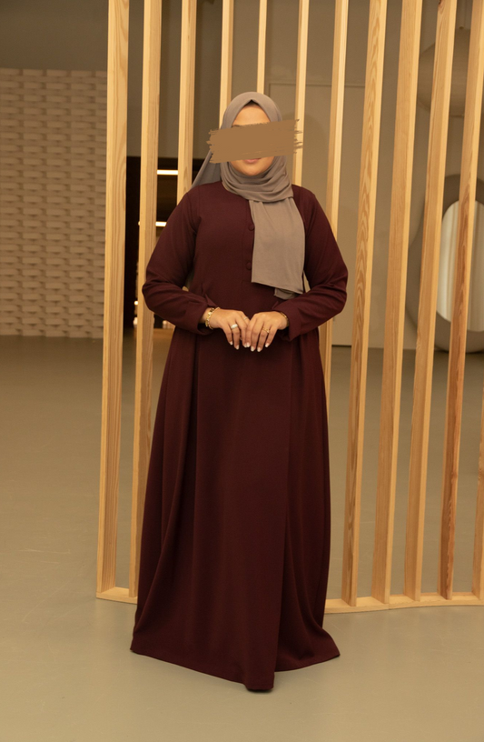 Minimalistische abaya in effen kleur, ontworpen voor dagelijks comfort en moeiteloze elegantie.