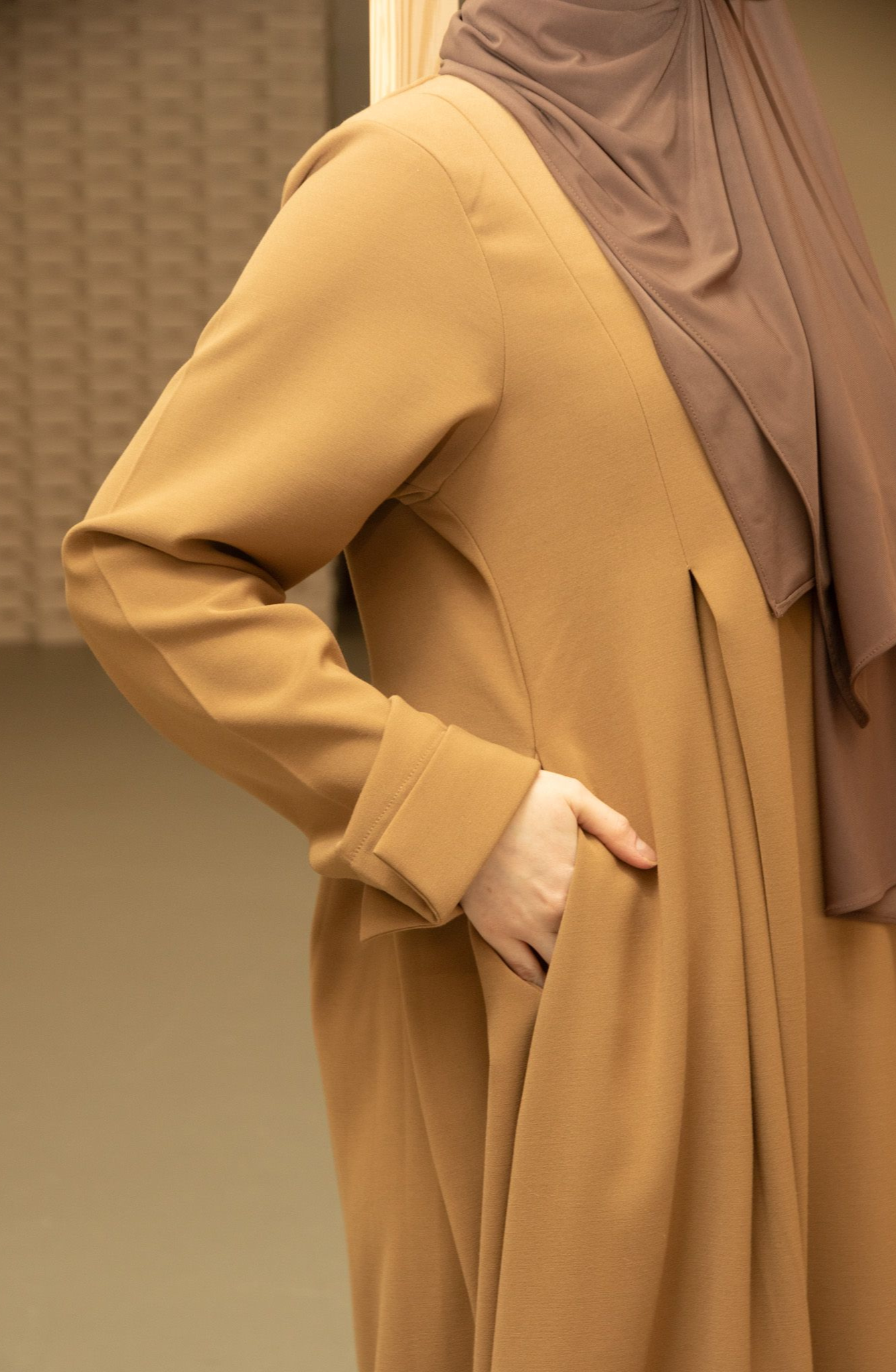 Minimalistische abaya in effen kleur, ontworpen voor dagelijks comfort en moeiteloze elegantie.