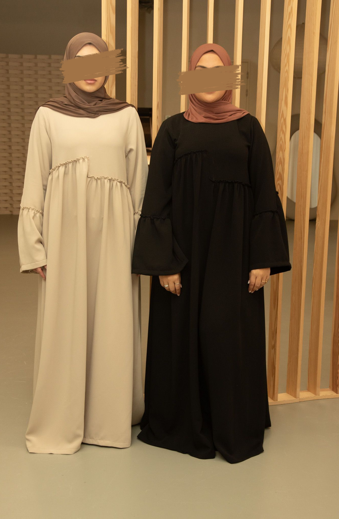 Casual abaya in zachte stof met lichte textuur, ontworpen voor ultiem draagcomfort en een moeiteloze look.