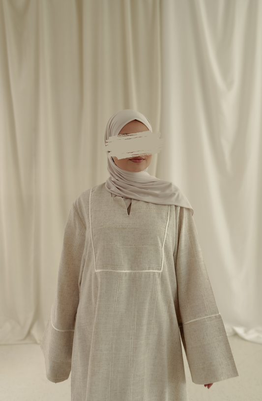 Luxe abaya met handgemaakte borduursels en elegante plooien, perfect voor een klassieke modest fashion look.