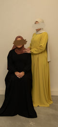 Abaya met subtiele plooien en luxe uitstraling, perfect voor zowel formele als informele gelegenheden.