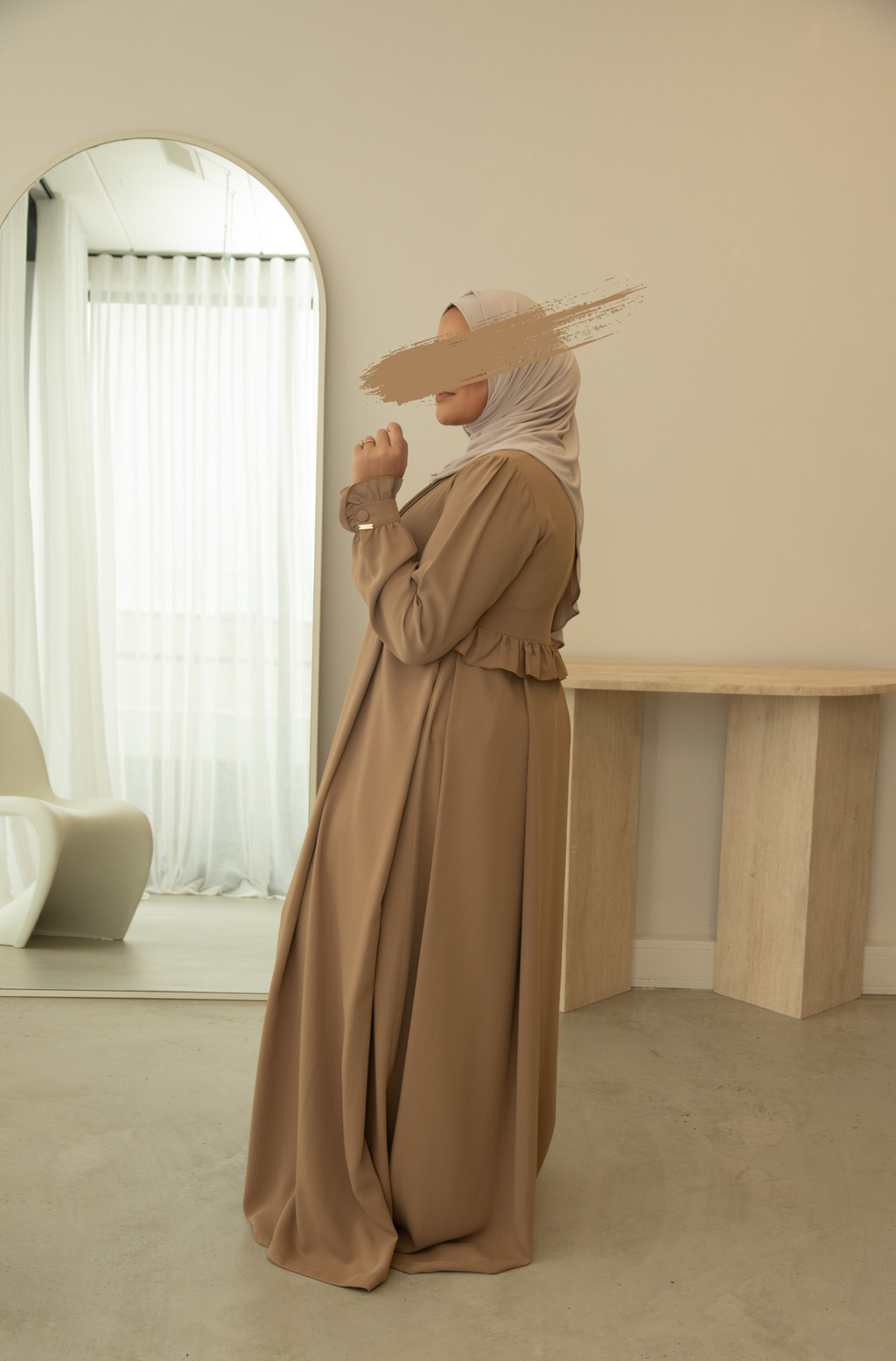 Abaya met subtiele plooien en luxe uitstraling, perfect voor zowel formele als informele gelegenheden.