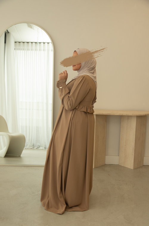 Abaya met subtiele plooien en luxe uitstraling, perfect voor zowel formele als informele gelegenheden.