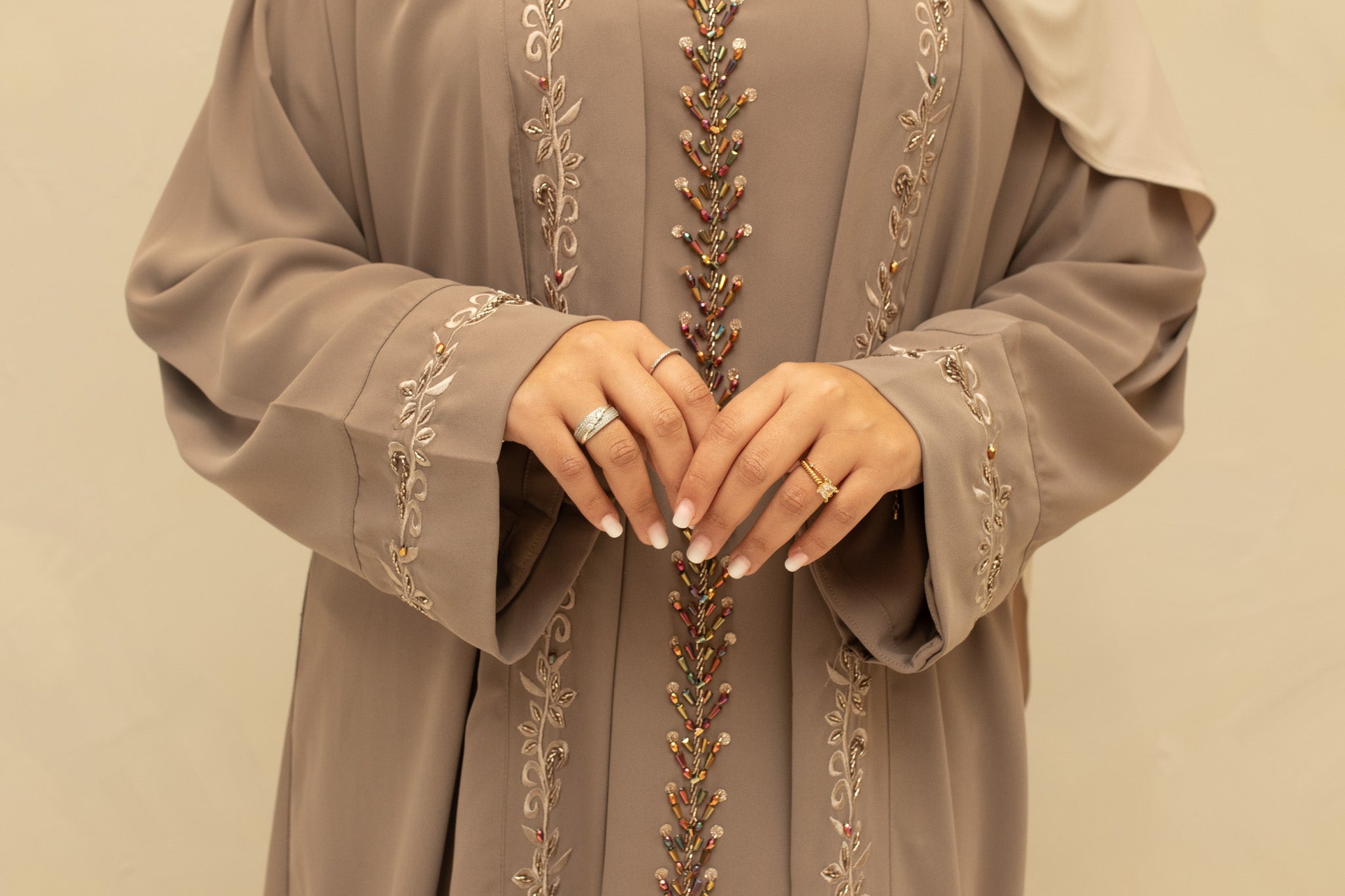 Feestelijke abaya met subtiele glans en delicate details, ideaal voor speciale gelegenheden en avondlooks.