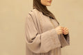 Feestelijke abaya met subtiele glans en delicate details, ideaal voor speciale gelegenheden en avondlooks.