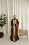 Moderne open abaya in neutrale tinten, luchtige stof en verfijnde afwerking voor een stijlvolle en comfortabele uitstraling.