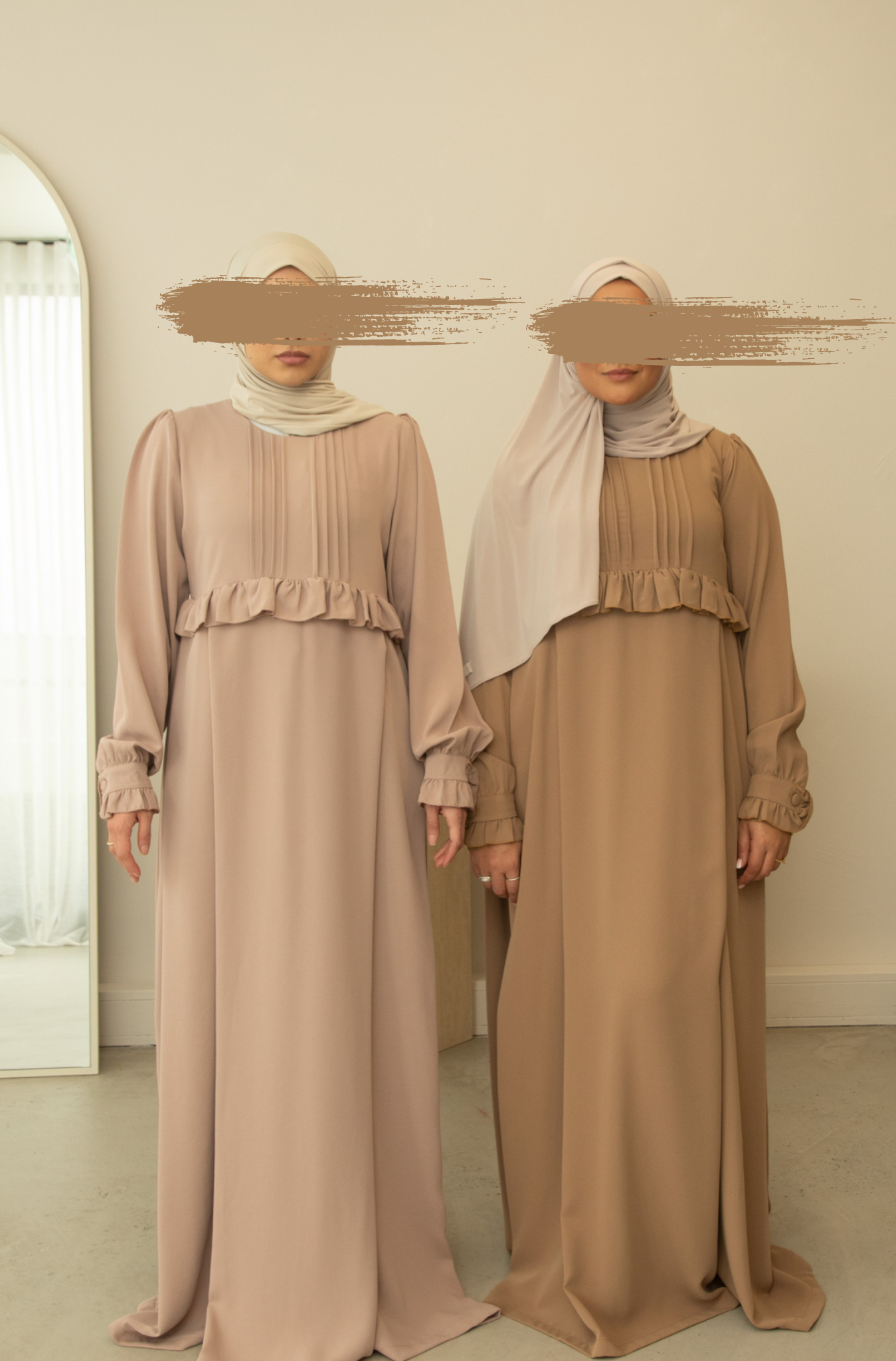 Abaya met subtiele plooien en luxe uitstraling, perfect voor zowel formele als informele gelegenheden.