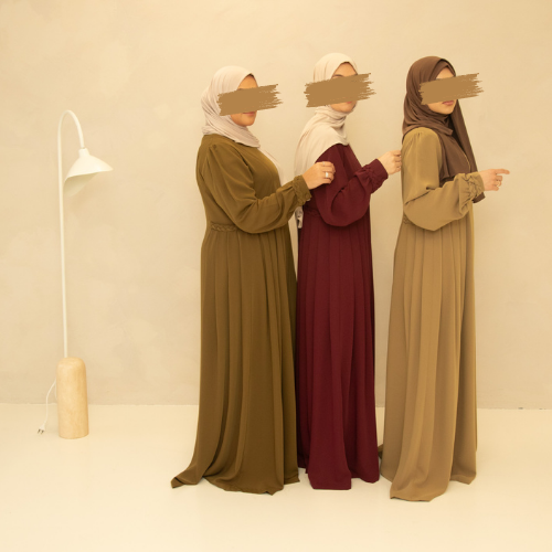 Abaya met subtiele plooien en luxe uitstraling, perfect voor zowel formele als informele gelegenheden.