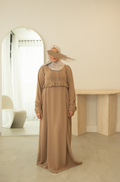 Abaya met subtiele plooien en luxe uitstraling, perfect voor zowel formele als informele gelegenheden.