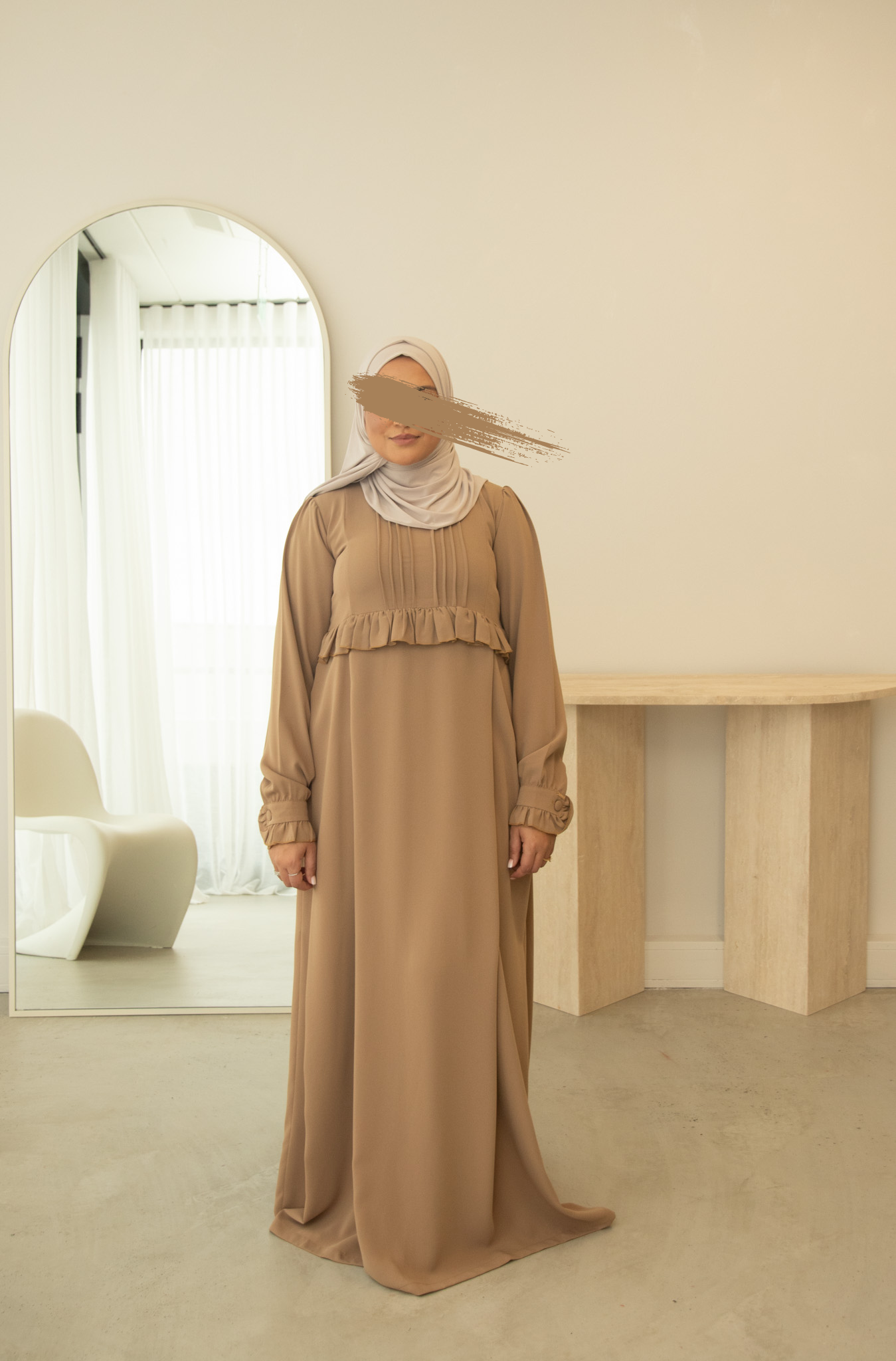 Abaya met subtiele plooien en luxe uitstraling, perfect voor zowel formele als informele gelegenheden.