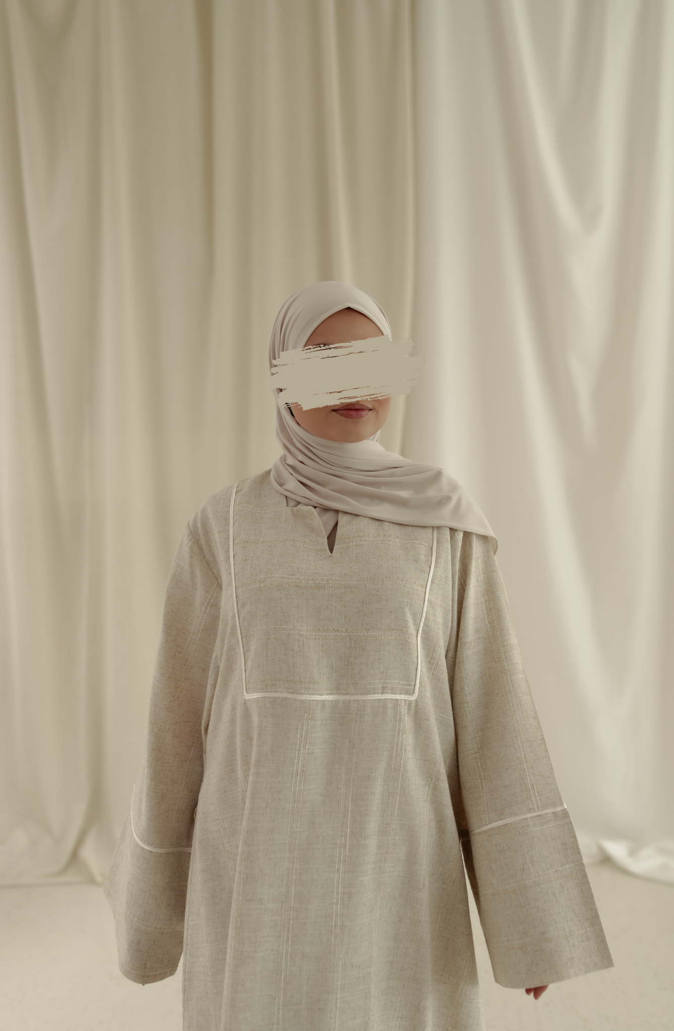 Luxe abaya met handgemaakte borduursels en elegante plooien, perfect voor een klassieke modest fashion look.